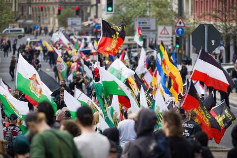 Am Treffen in Braunschweig mit Teilnehmern aus der "Reichsbürger"-Szene nahmen laut Polizei bis zum Mittag rund 200 Menschen tei