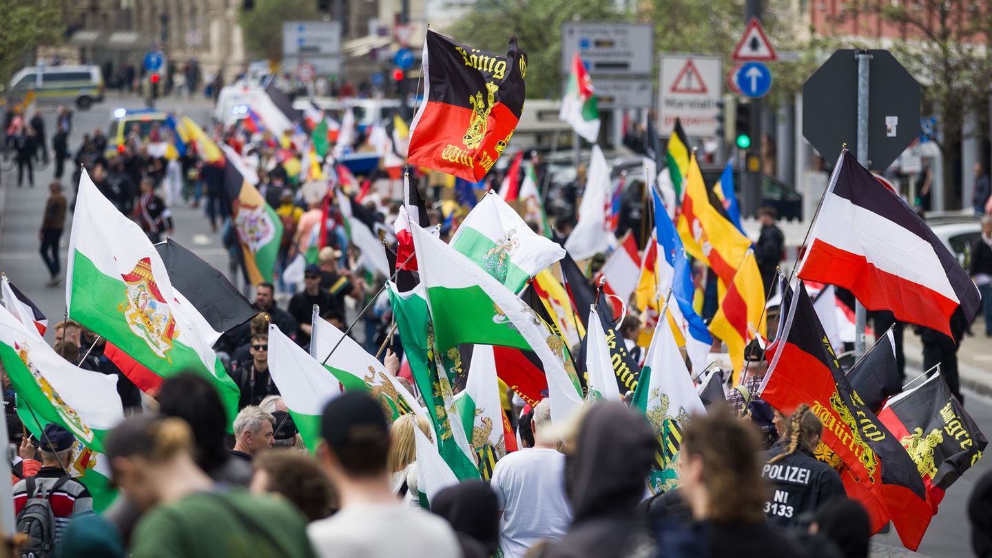 Am Treffen in Braunschweig mit Teilnehmern aus der "Reichsbürger"-Szene nahmen laut Polizei bis zum Mittag rund 200 Menschen tei