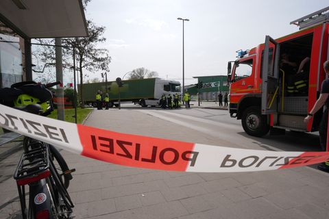 Der Tote bei einem tödlichen Fahrradunfall mit einem Lkw in Hamburg-Billbrook konnte identifiziert werden. Es handelt sich um ei