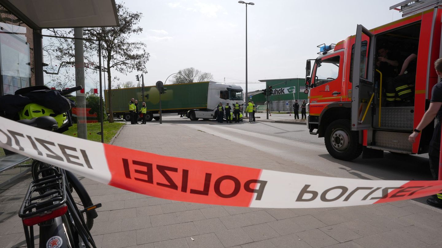 Der Tote bei einem tödlichen Fahrradunfall mit einem Lkw in Hamburg-Billbrook konnte identifiziert werden. Es handelt sich um ei