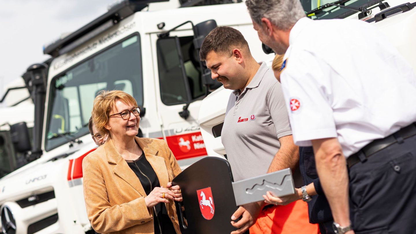 Innenministerin Daniela Behrens (SPD) überreicht symbolisch einen Schlüssel an die Besatzung eines neuen geländegängigen Kranken