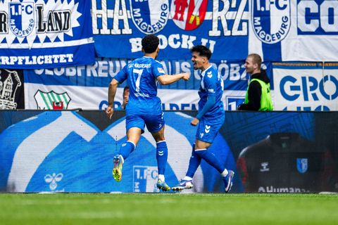 Laurin Ulrich (r) bejubelt das frühe Tor mit Herbert Bockhorn Foto: Julius Frick/dpa