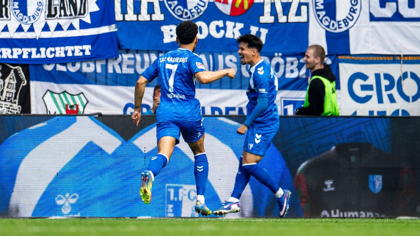 Laurin Ulrich (r) bejubelt das frühe Tor mit Herbert Bockhorn Foto: Julius Frick/dpa