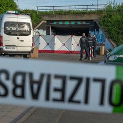 Nach einem lauten Knall hat die Polizei unter einer Fußgängerbrücke im Saarland einen Toten und vier Schwerverletzte gefunden. F