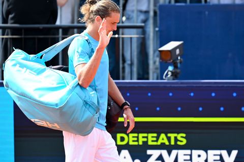 Alexander Zverev verabschiedet sich nach seiner Halbfinalniederlage vom Publikum in München. Foto: Sven Hoppe/dpa