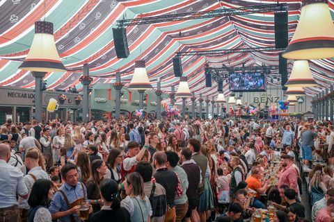 Mit dem 86. Frühlingsfest auf dem Cannstatter Wasen ist Stuttgart traditionell in die Festsaison gestartet. Foto: Christoph Schm