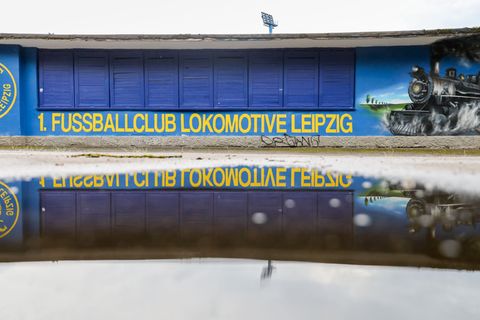 Spieler von Lok Leipzig und des HFC haben für eine Aufstiegsreform der Regionalliga geworben. (Archivbild) Foto: Jan Woitas/dpa-