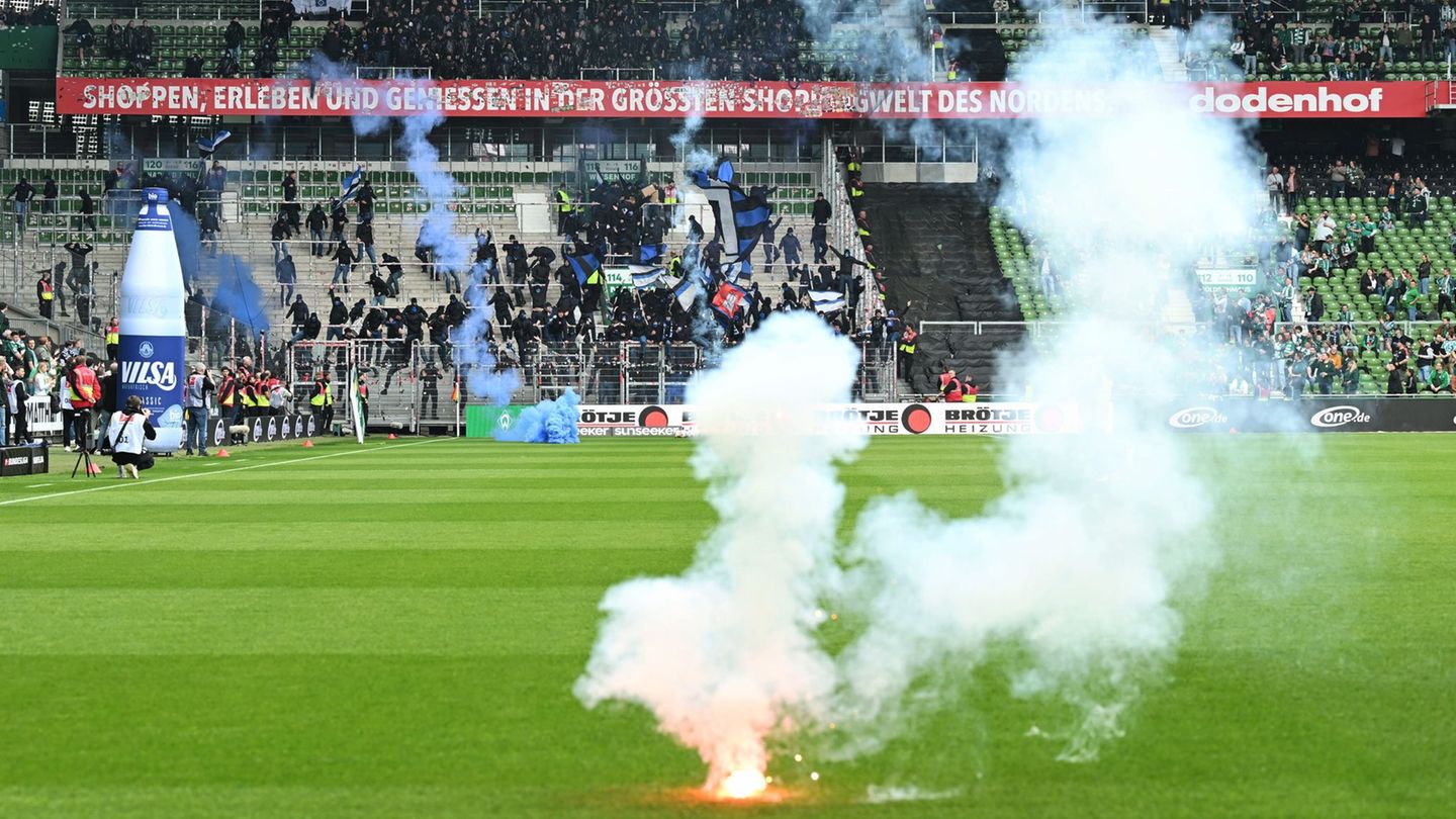Schon vor dem Nordderby in Bremen flogen erste Leuchtraketen auf den Platz. Foto: Carmen Jaspersen/dpa