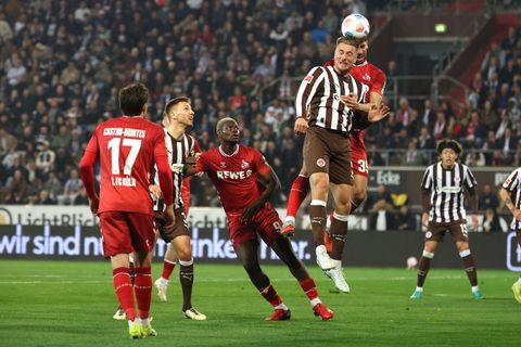 Ragnar Ache (Mitte) verletzt sich in Hamburg und fällt vorerst aus. Foto: Christian Charisius/dpa