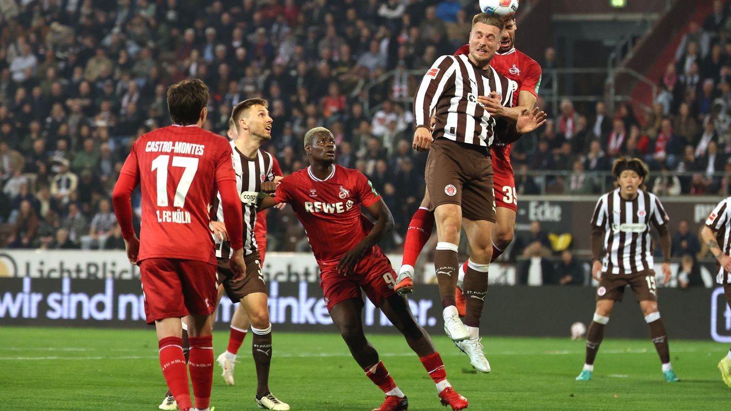 Ragnar Ache (Mitte) verletzt sich in Hamburg und fällt vorerst aus. Foto: Christian Charisius/dpa