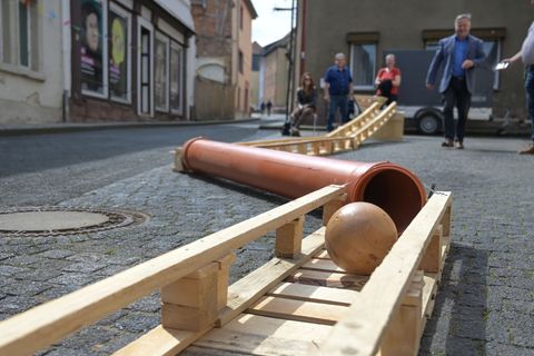 Eine XXL‑Murmelbahn ruft zur 1. Mansfelder Vereinsmeisterschaft während des Stadtfestes "Luthers Einschulung" auf. Foto: Heiko R