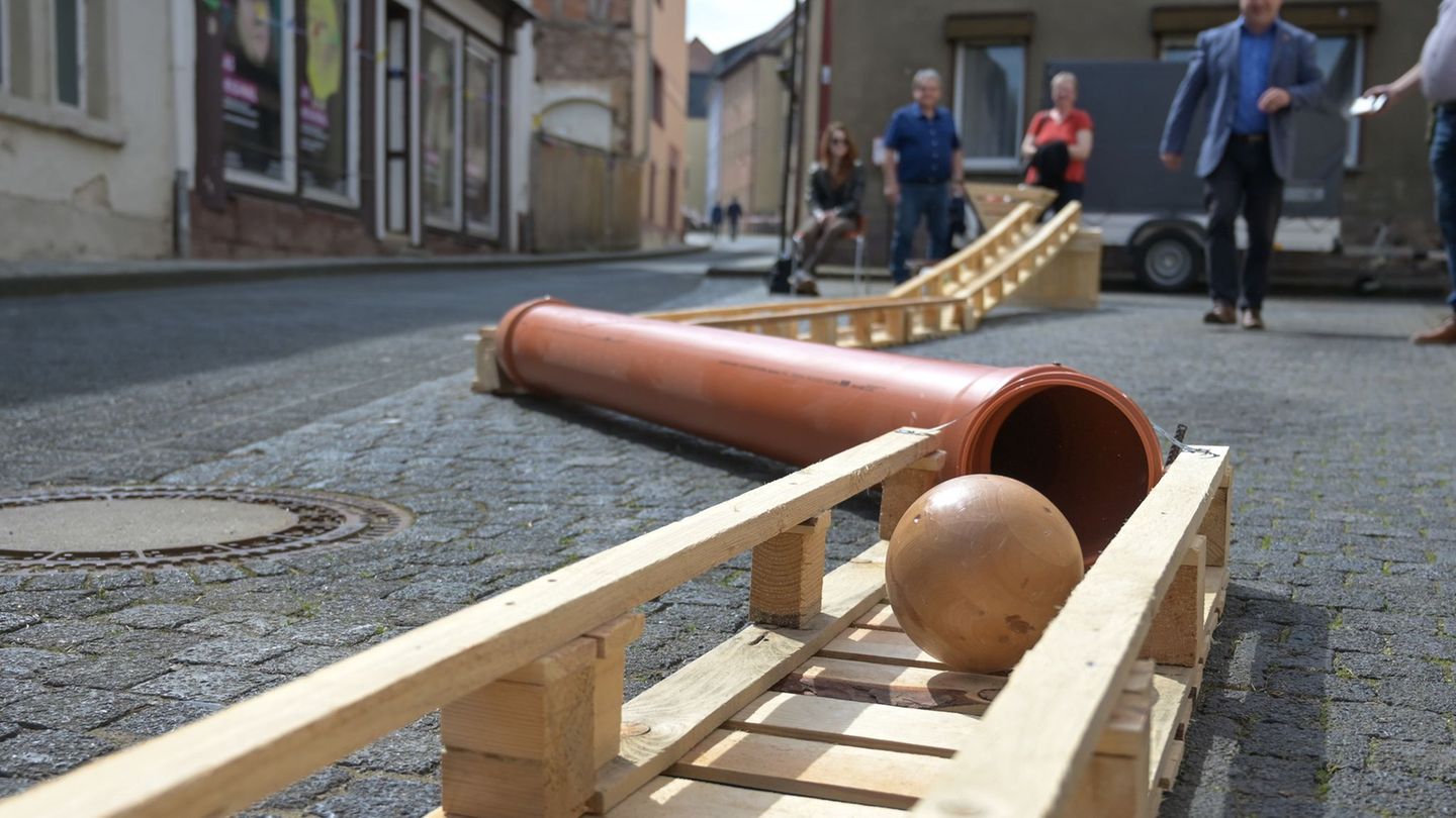 Eine XXL‑Murmelbahn ruft zur 1. Mansfelder Vereinsmeisterschaft während des Stadtfestes "Luthers Einschulung" auf. Foto: Heiko R
