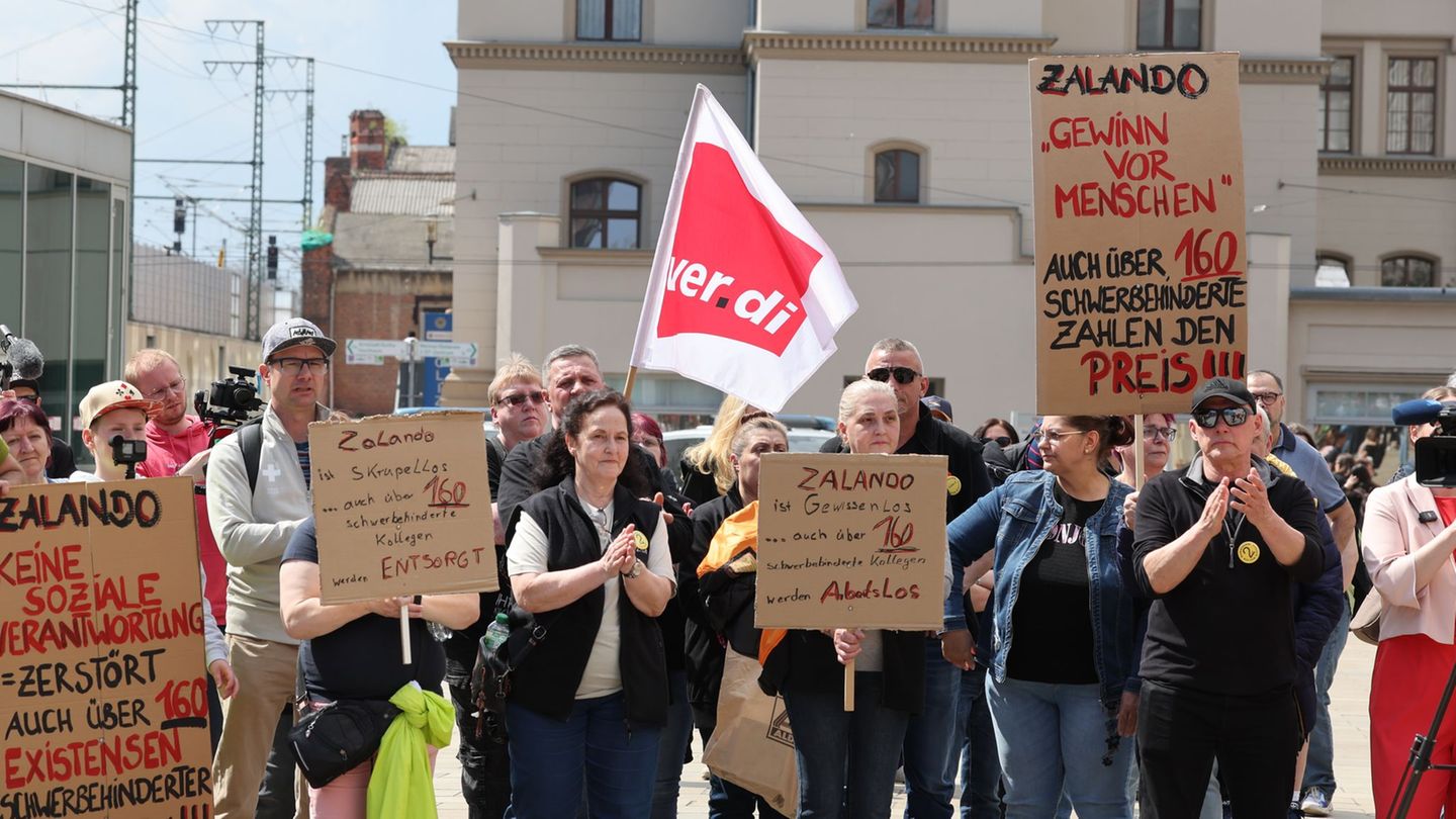 Die Kundgebung vor dem Hauptbahnhof in Erfurt richtete sich gegen die Schließungspläne Zalandos für das Logistikzentrum in Erfur