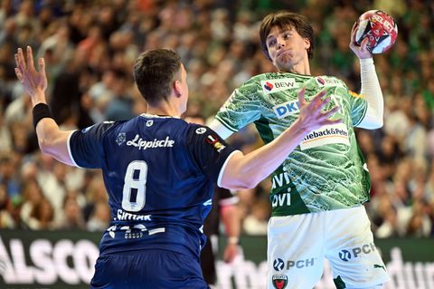 Füchse-Nationalspieler Nils Lichtlein setzt zum Wurf gegen Lemgos Frederik Simak an Foto: Federico Gambarini/dpa