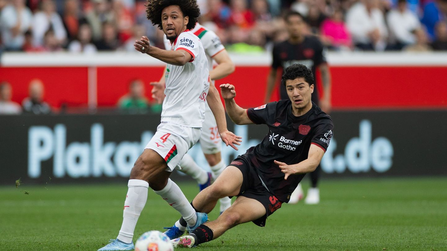 Leverkusens Ibrahim Maza im Duell mit Augsburgs Han-Noah Massengo. Foto: Rolf Vennenbernd/dpa