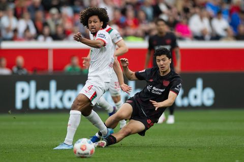 Leverkusens Ibrahim Maza im Duell mit Augsburgs Han-Noah Massengo. Foto: Rolf Vennenbernd/dpa