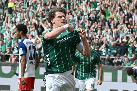 Derby-Held: Werder Bremens Jens Stage nach dem ersten von zwei Toren gegen den Hamburger SV. Foto: Carmen Jaspersen/dpa