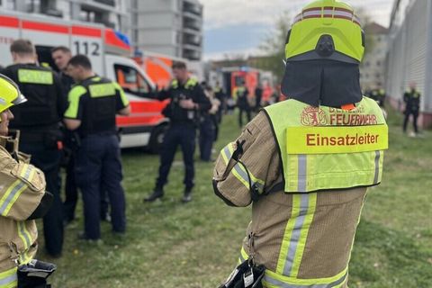 Nach einem Boxkampf ist in Prenzlauer Berg ein Streit eskaliert. Die Feuerwehr versorgt mehrere Verletzte. (Handout) Foto: -/Feu