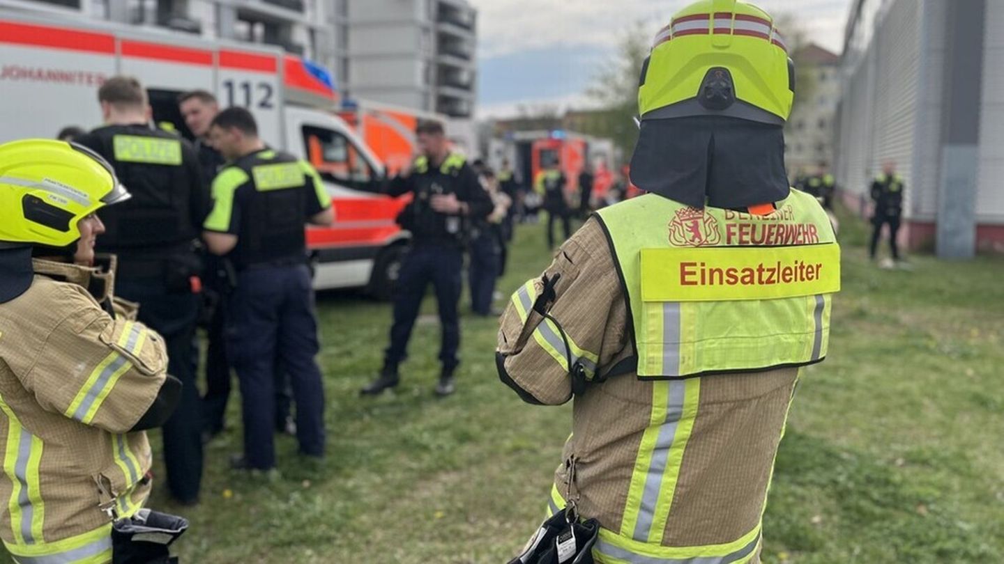 Nach einem Boxkampf ist in Prenzlauer Berg ein Streit eskaliert. Die Feuerwehr versorgt mehrere Verletzte. (Handout) Foto: -/Feu