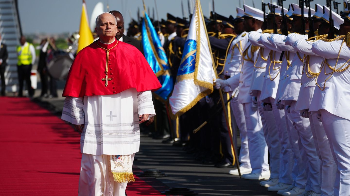 Der Papst bei seiner Ankunft in Luanda.
