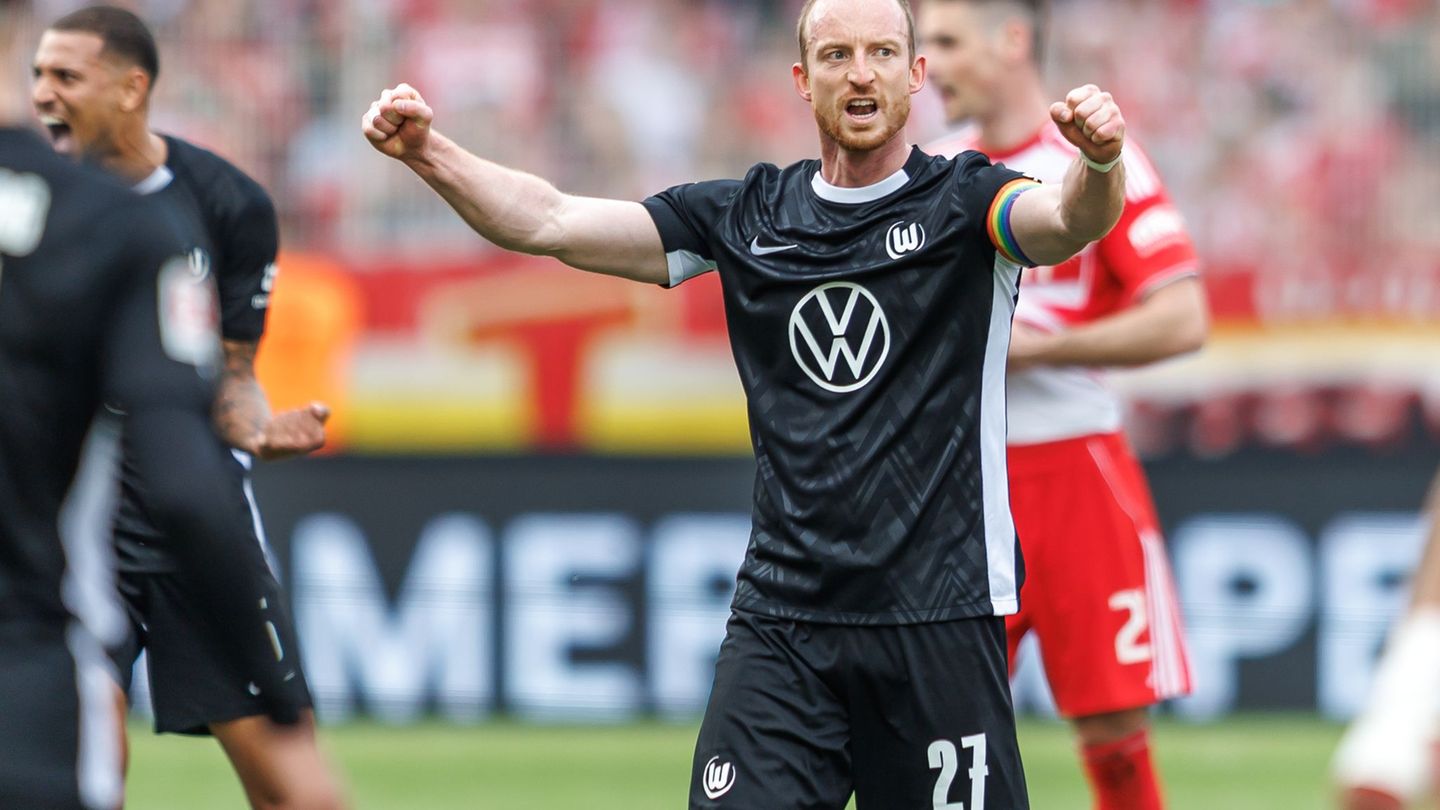 Maximilian Arnold feierte einen Sieg in seinem 400. Bundesligaspiel. Foto: Andreas Gora/dpa