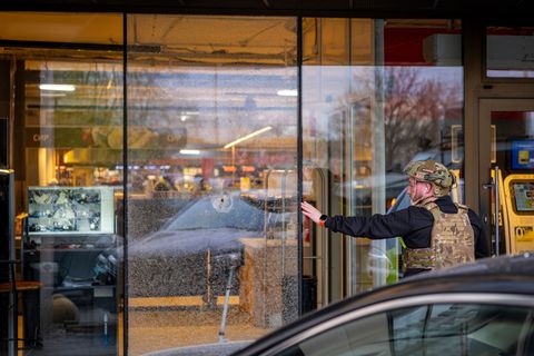 Die Polizei in Kiew hat den Täter, der mindestens sechs Menschen getötet haben soll, erschossen. Foto: Dan Bashakov/AP/dpa