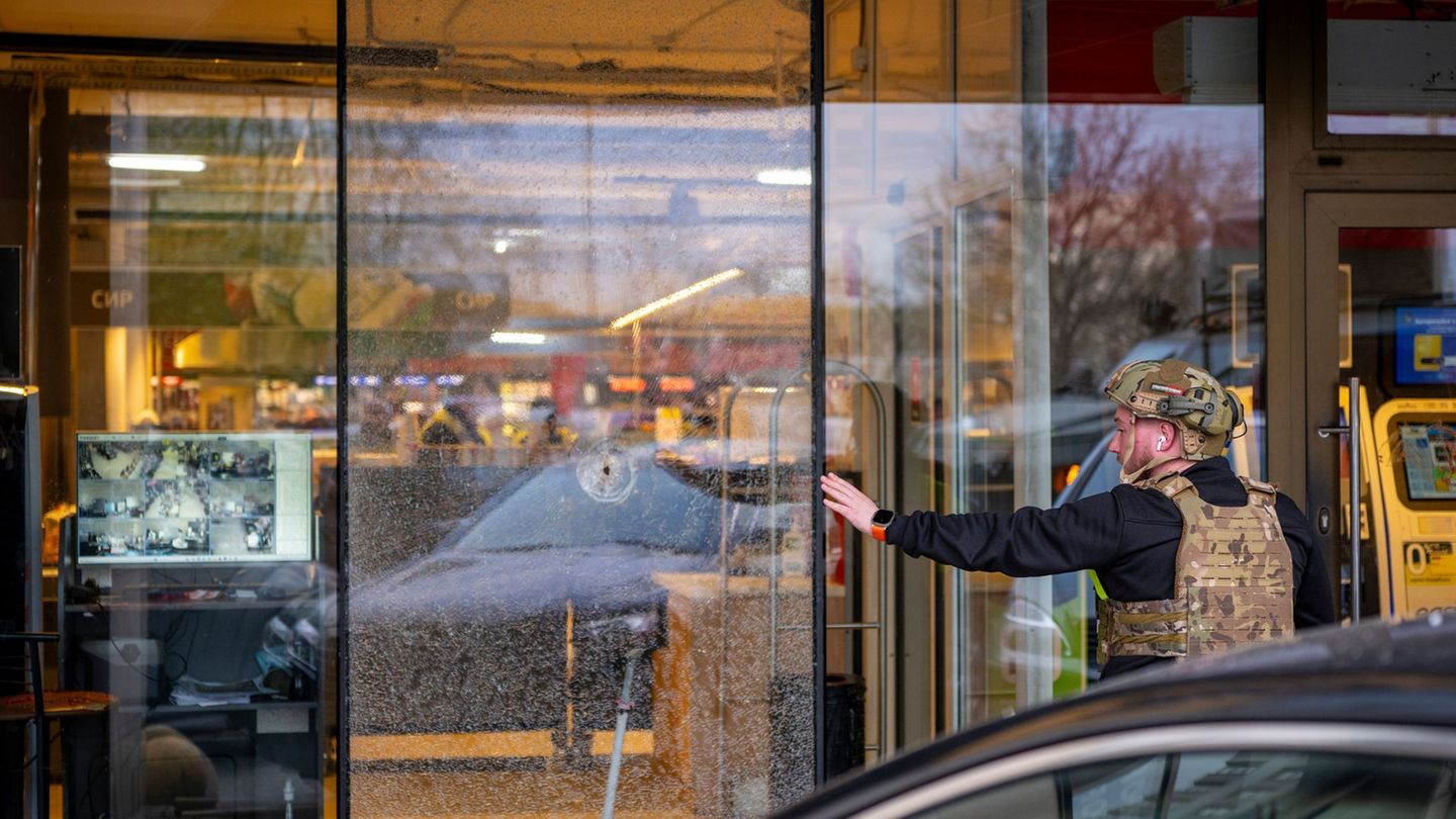 Die Polizei in Kiew hat den Täter, der mindestens sechs Menschen getötet haben soll, erschossen. Foto: Dan Bashakov/AP/dpa