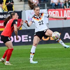 Tat sich schwer gegen Österreich: Flügelstürmerin Jule Brand (r.). Foto: Expa/ Reinhard Eisenbauer/APA/dpa