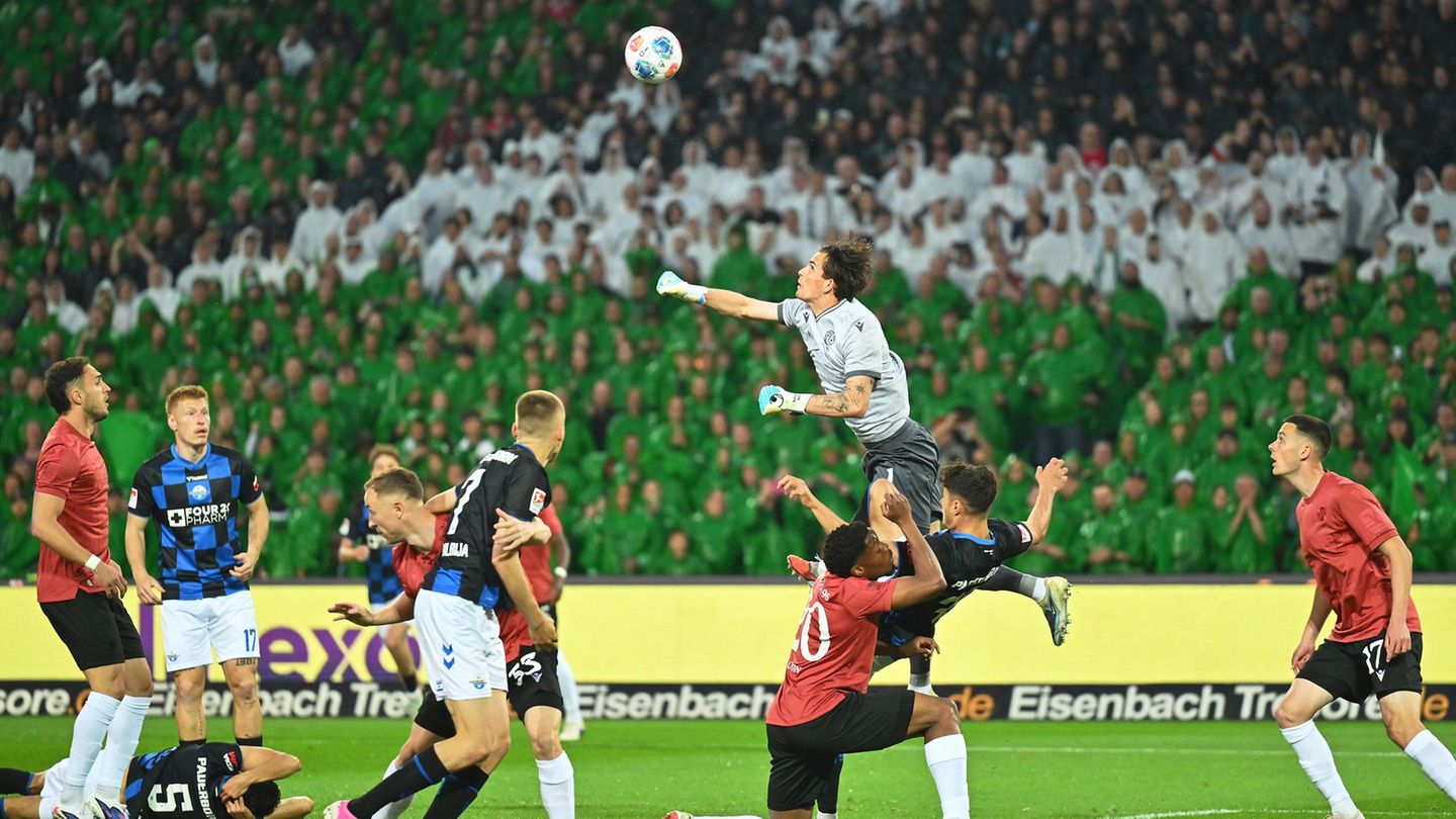 Zwischen Hannover 96 und dem SC Paderborn gab es viel Kampf, aber wenig Klasse. Foto: Swen Pförtner/dpa