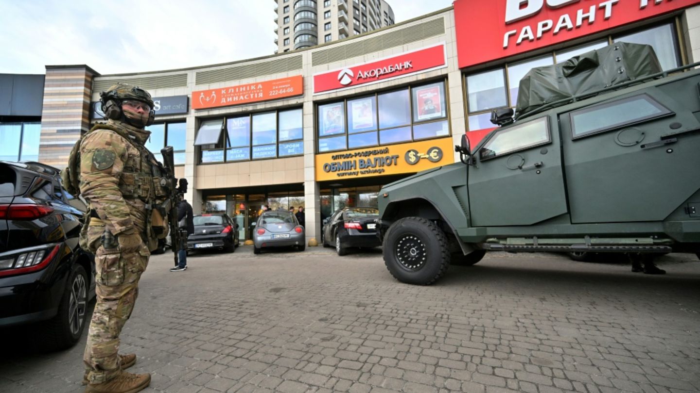 Polizist am Tatort in Kiew