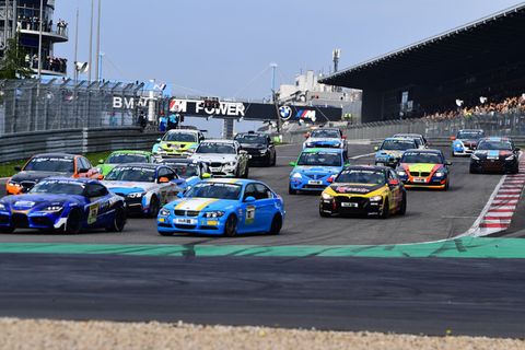 Auf dem Nürburgring gab es nach dem Start einen schweren Unfall mit mehreren Autos. Foto: Alexander Franz/Erftkreis News Redakti
