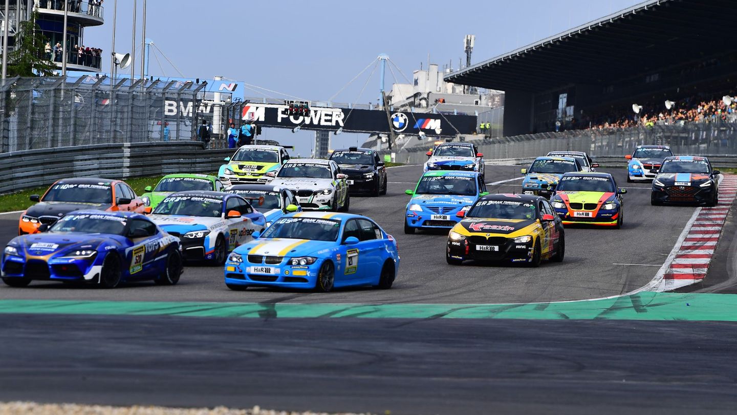 Auf dem Nürburgring gab es nach dem Start einen schweren Unfall mit mehreren Autos. Foto: Alexander Franz/Erftkreis News Redakti