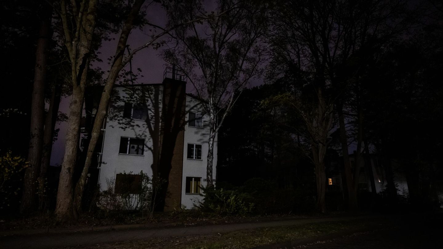 Der Kirchweg im Berliner Ortsteil Nikolassee ist bei einem Stromausfall weitgehend dunkel, da nur die Gaslaternen noch Licht spe