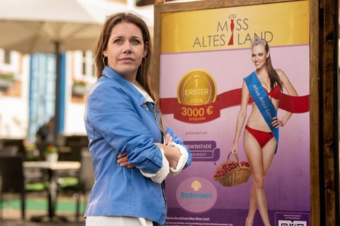 Beke Rieper (Felicitas Woll) soll über den Schönheitswettbewerb "Miss Altes Land" berichten. Höchst widerwillig meldet sie sich selbst an.