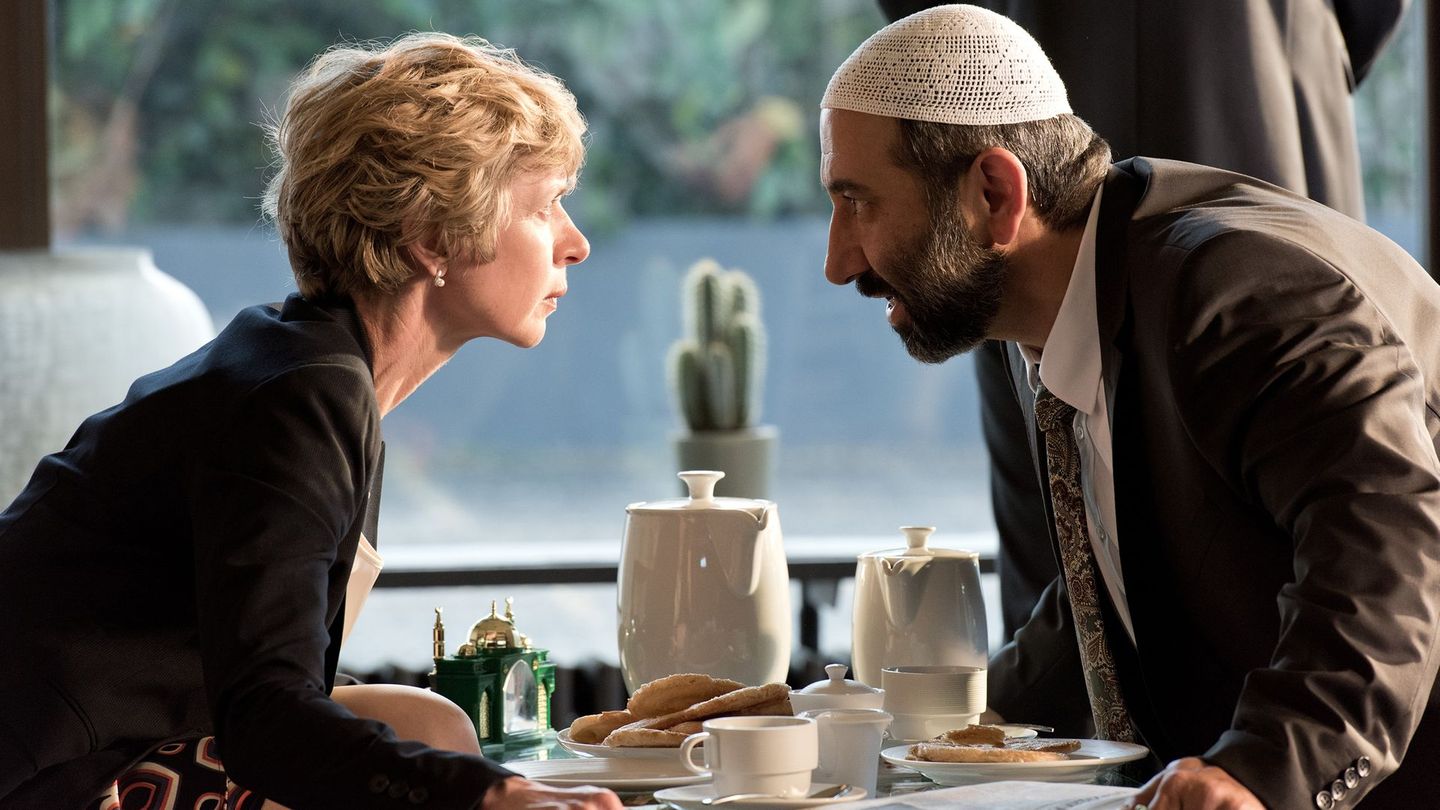 Nuri Hodscha (Hilmi Sözer) will eine neue Moschee bauen – und Bürgermeisterin Ursel Piepenkötter (Anna Stieblich) genau das verhindern.