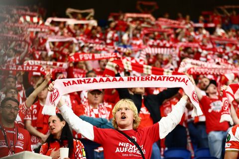 Die Mainzer Fans stehen hinter ihrem Team: Das kämpft in Gladbach um Bundesligapunkte. Foto: Antonin Utz/AP/dpa