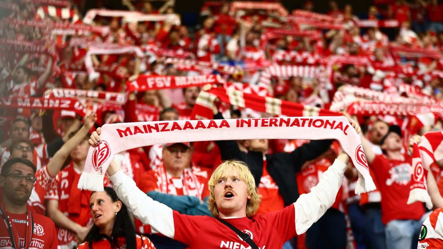 Die Mainzer Fans stehen hinter ihrem Team: Das kämpft in Gladbach um Bundesligapunkte. Foto: Antonin Utz/AP/dpa