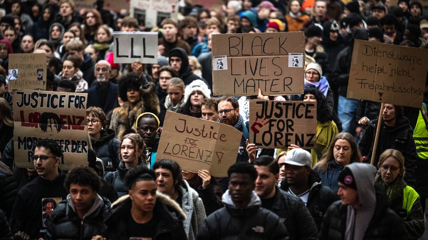 Rund ein Jahr nach den tödlichen Polizeischüssen auf den 21-jährigen Lorenz in Oldenburg wollen zahlreiche Menschen in Oldenburg