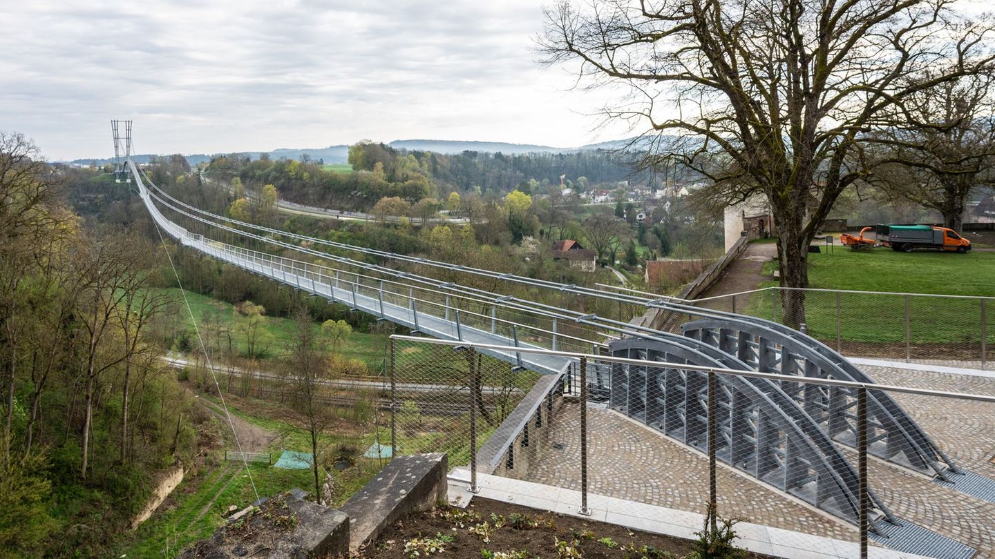 Die Brücke ist laut Stadt ein neues Wahrzeichen. Foto: Silas Stein/dpa