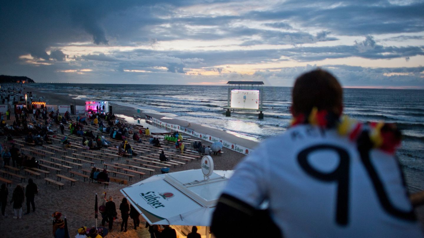 Wie bei der Fußball-WM 2014 können die Spiele auch dieses Jahr wieder am Strand auf Usedom verfolgt werden. (Archivbild) Foto: p