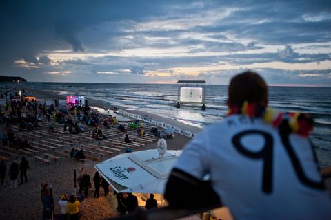 Wie bei der Fußball-WM 2014 können die Spiele auch dieses Jahr wieder am Strand auf Usedom verfolgt werden. (Archivbild) Foto: p