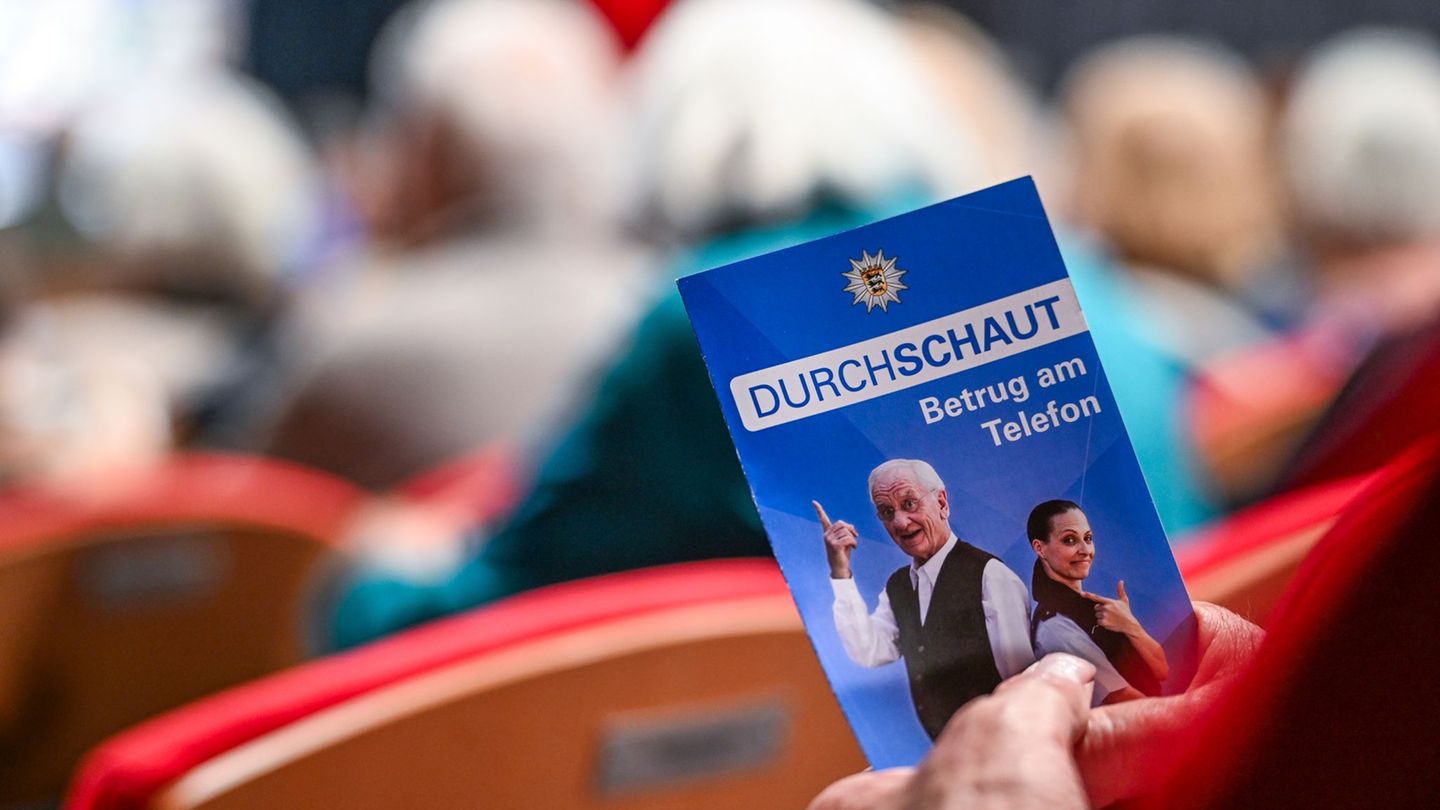 Trickbetrug als Theaterstück soll helfen, Senioren davor zu bewahren. Foto: Felix Kästle/dpa
