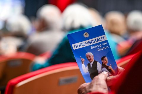 Trickbetrug als Theaterstück soll helfen, Senioren davor zu bewahren. Foto: Felix Kästle/dpa