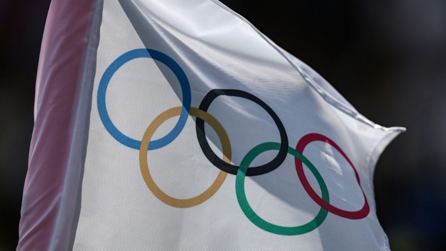 Flagge mit olympischen Ringen