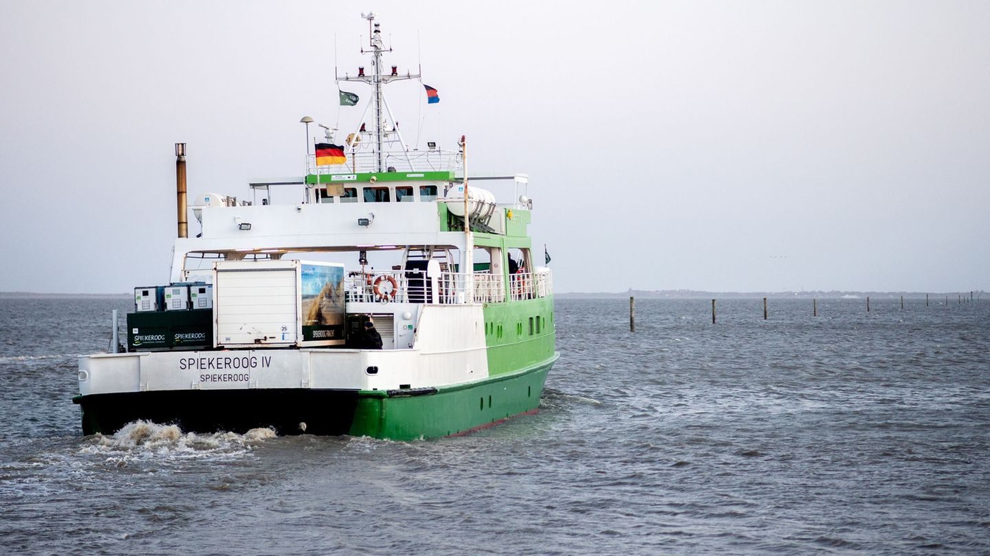 Gestiegene Treibstoffpreise verteuern Fährfahrten von und zur Insel Spiekeroog. (Archivbild) Foto: Hauke-Christian Dittrich/dpa