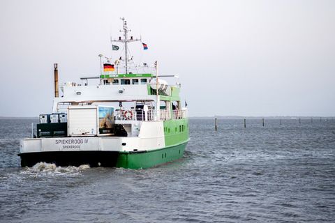 Gestiegene Treibstoffpreise verteuern Fährfahrten von und zur Insel Spiekeroog. (Archivbild) Foto: Hauke-Christian Dittrich/dpa