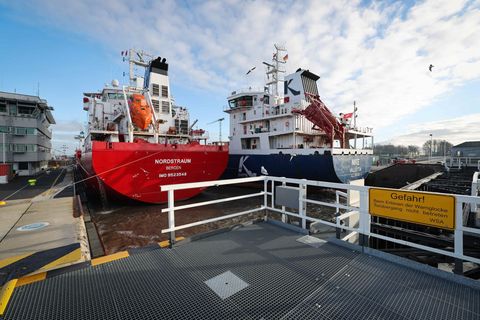 Den Kanal befahren wieder mehr Schiffe. (Archivbild) Foto: Christian Charisius/dpa