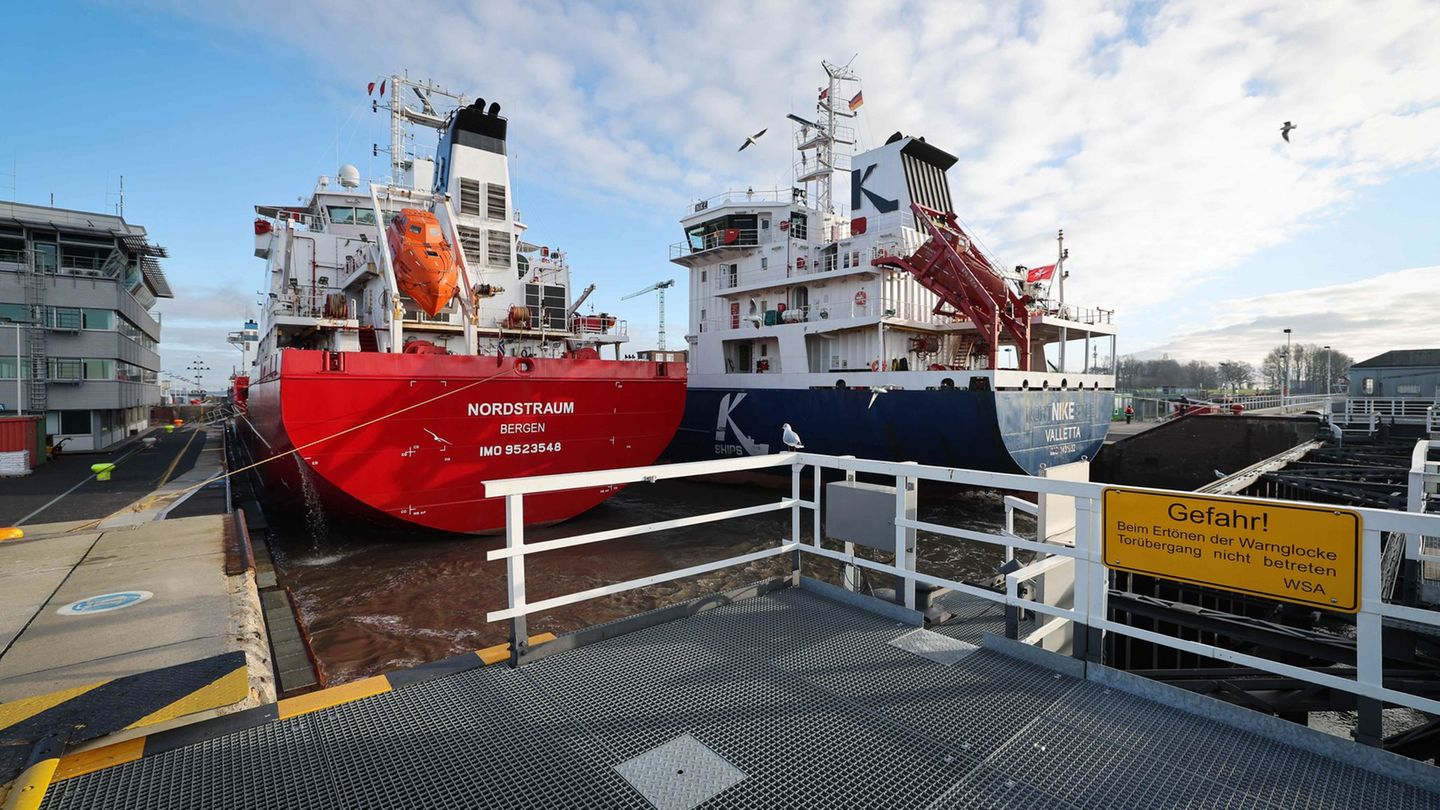 Den Kanal befahren wieder mehr Schiffe. (Archivbild) Foto: Christian Charisius/dpa