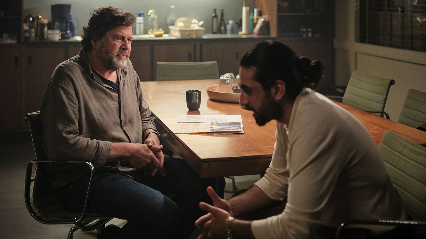 Ramin Taremi (rechtst, Omid Memar) wird in dem neuen "Tatort: Innere Angelegenheiten" verdächtigt. Er ist ein Intensivtäter, der