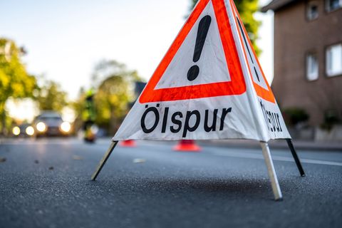 Mit einer Spezialmaschine muss die Fahrbahn gereinigt werden. (Symbolbild) Foto: David Inderlied/dpa